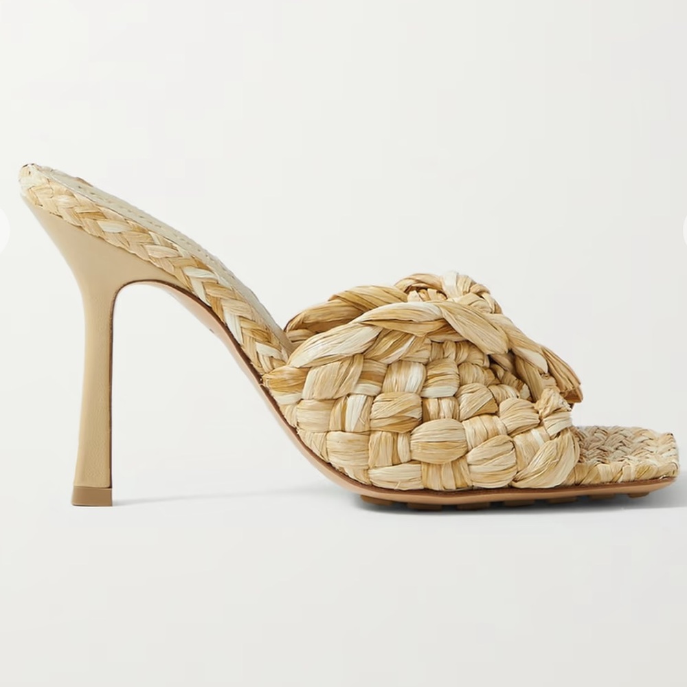 BOTTEGA VENETA
Intrecciato raffia mules